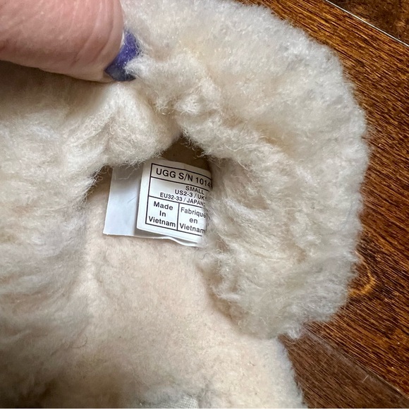 UGG Cream Fuzzy Slippers…kids Size US 2-3 - Picture 3 of 3